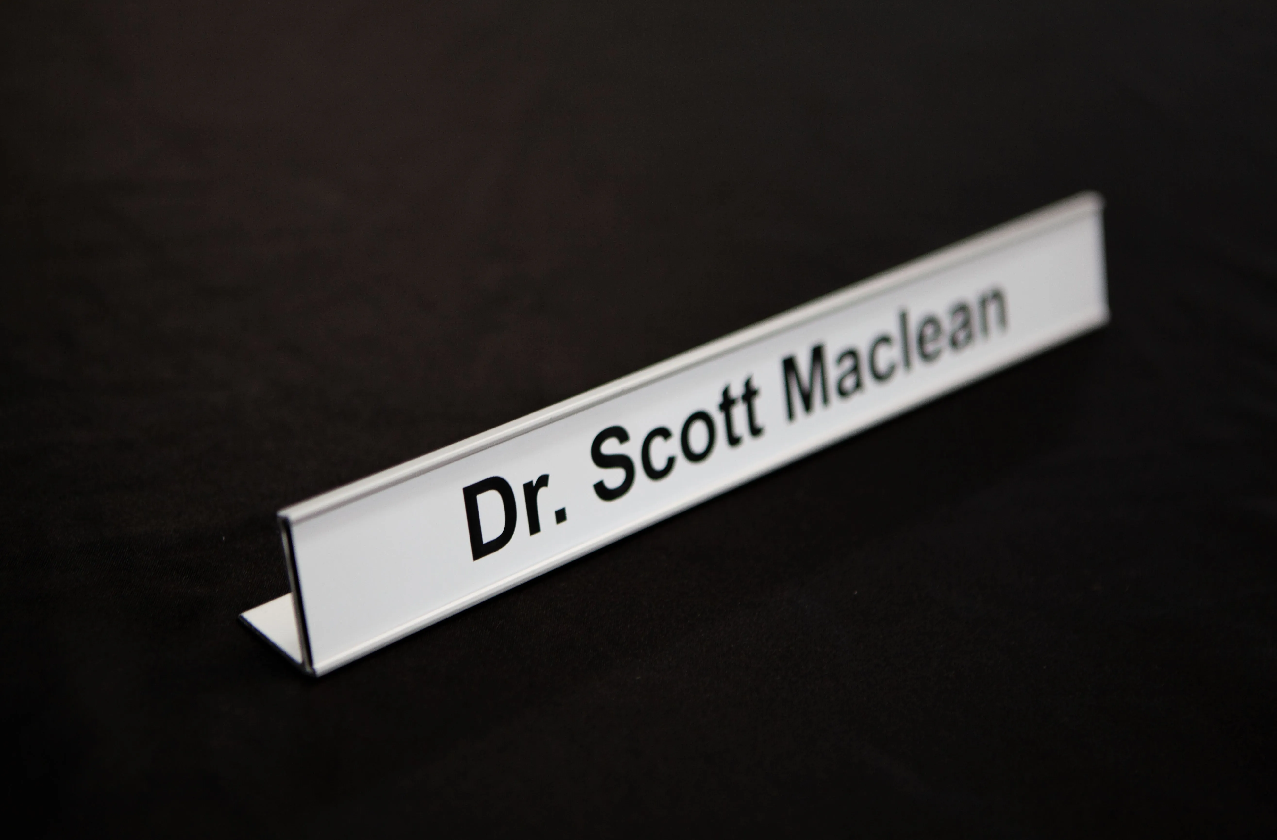 Ali Extrusion Satin Silver Desk Plate (35mm Insert)