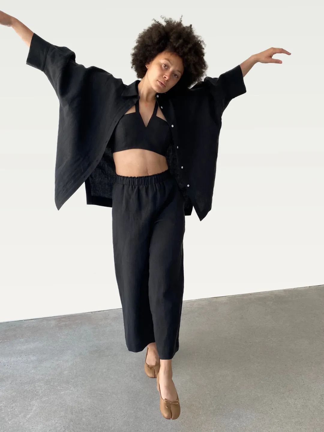 Linen V-Neck Halter in Black